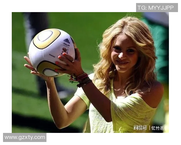 美女与足球明星亲密互动瞬间视频分享引发热议 美女与足球明星亲密互动瞬间视频分享引发热议