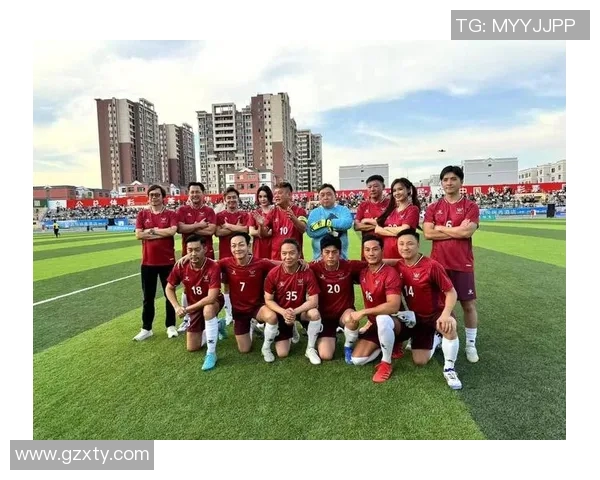 帅气足球明星的魅力与风采:他们如何在绿茵场上闪耀光芒 帅气足球明星的魅力与风采:他们如何在绿茵场上闪耀光芒